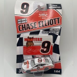 Chase Elliott 2021 Hooters Darlington 1/64 Lionel Nascar Authentics Diecast